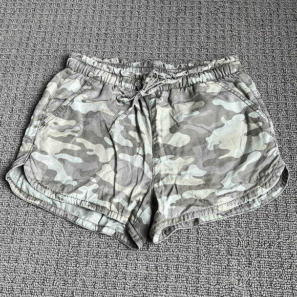 American Eagle Outfitters Pants - Camo American eagle shorts
